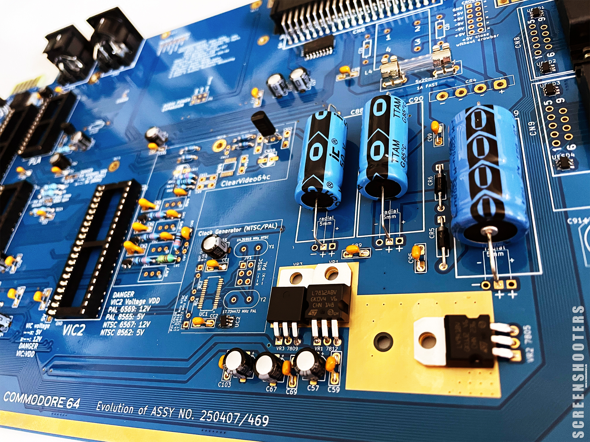 C64-208_BluePeal_13.jpg
